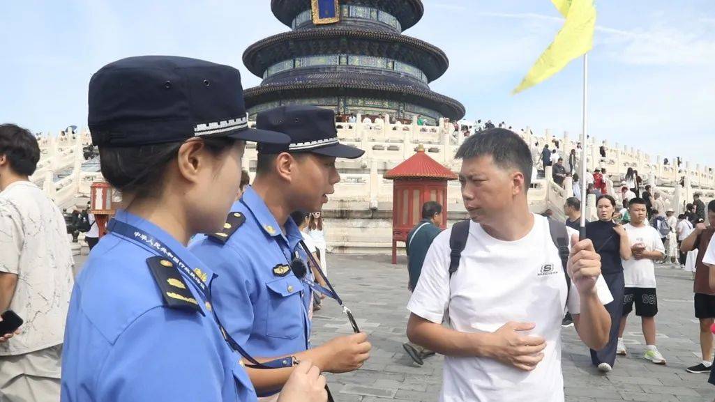 守护中轴线名园！东城城管联合行动保障天坛公园及周边环境秩序