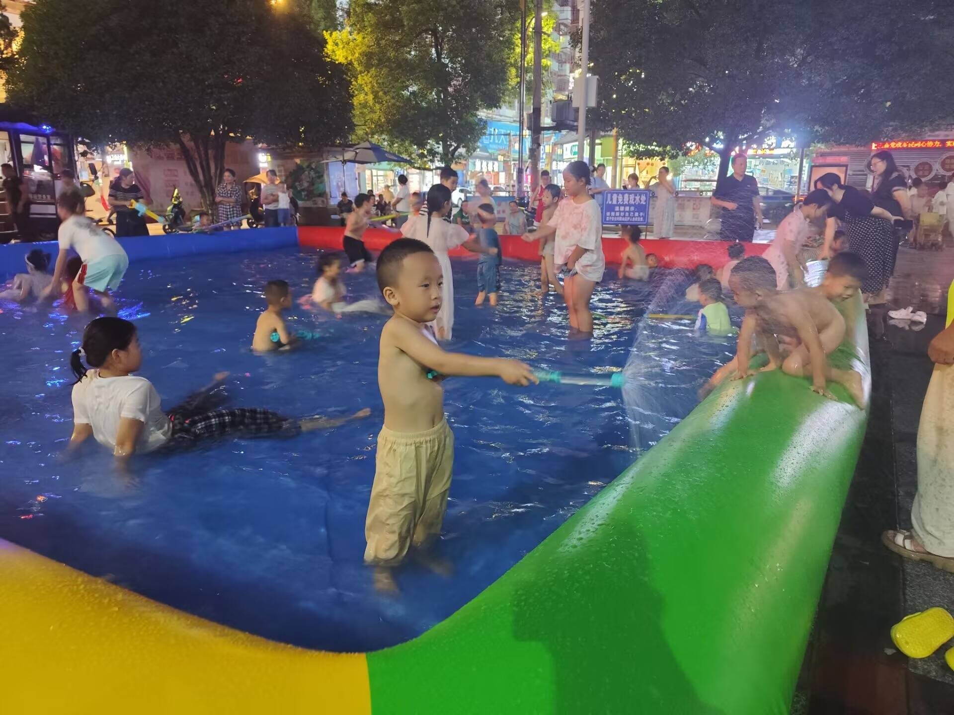 贵州三都：“充气泳池”筑起防溺水温暖防线